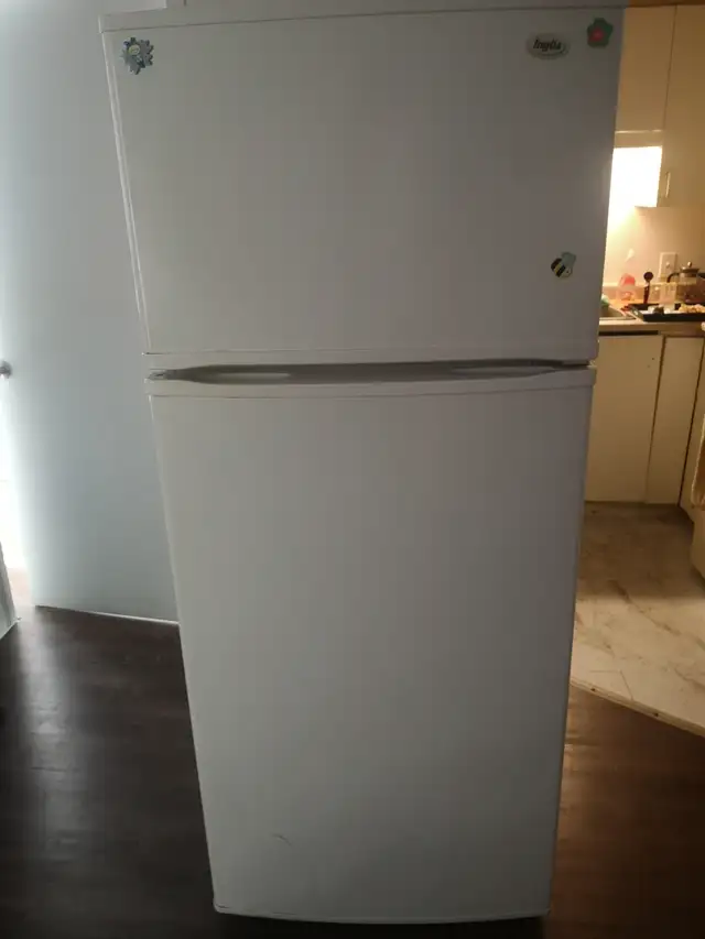 Réfrigérateur et cuisinière à bon prix