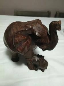 Vintage hand-carved, (rosewood wood)  mother-and-calf elephant - Photo 4