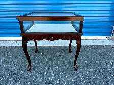 Beautiful Display Side Table - Photo 10