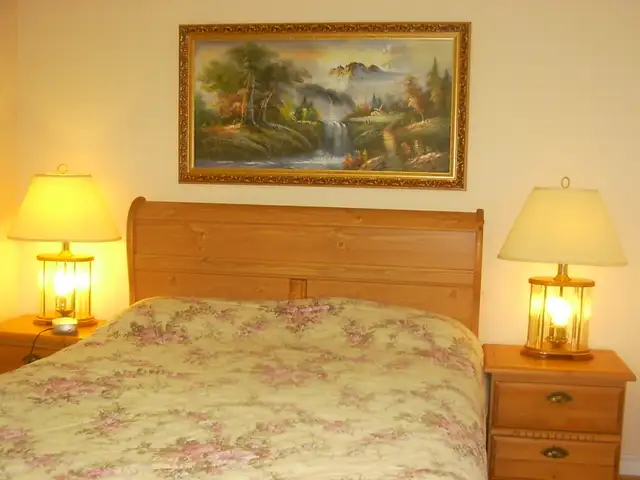Clean quiet bright upper floor room. Eglinton and Credit Vi