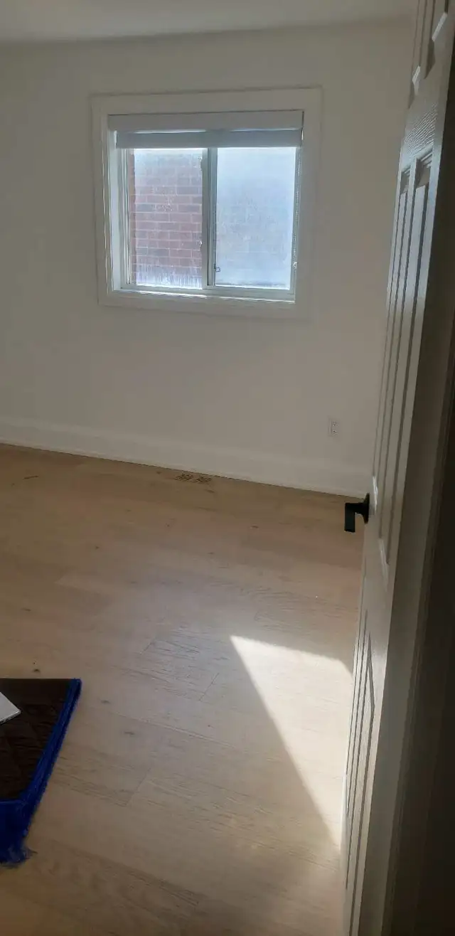 Bright Room for rent on upper level whitby