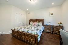 Private master bedroom with ensuite bathroom in Oakville - Photo 2