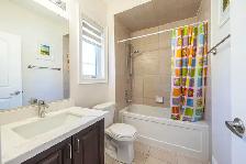 Private master bedroom with ensuite bathroom in Oakville - Photo 3