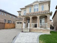 Private master bedroom with ensuite bathroom in Oakville - Photo 8