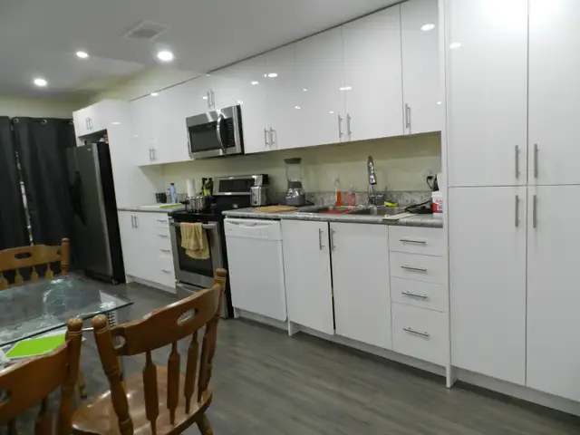 Walkout Bachelor/Studio HWY 7 & Dufferin (Thornhill)