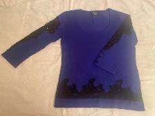 Chandail Moffi small bleu/navy manches/bas ajourés porté1fois20$