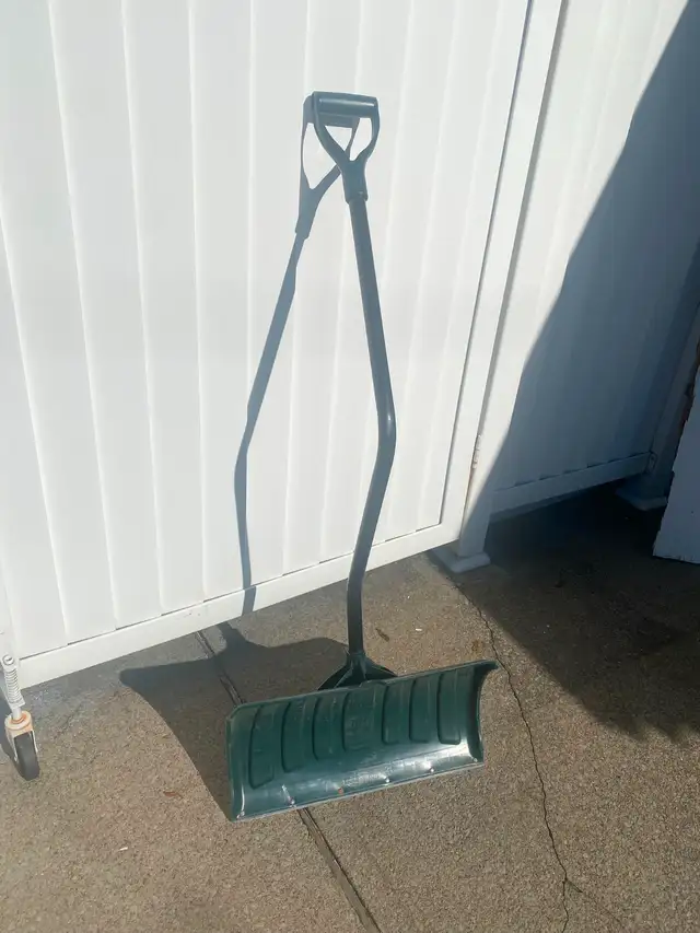 Pelle à neige Yardworks, ergonomique, 21 po, lame de métal 20$