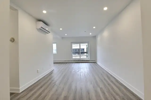 4 1/2 Ville Saint-Laurent, Rénové, 1900$/mois