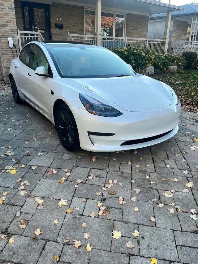2023 Tesla Model 3 - low km