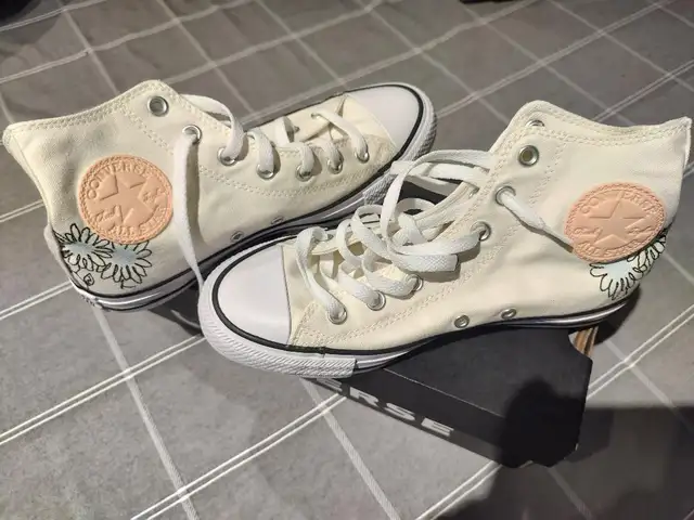 Aubaine converse florale neuves mixte taille 6 homme ou 8 femme