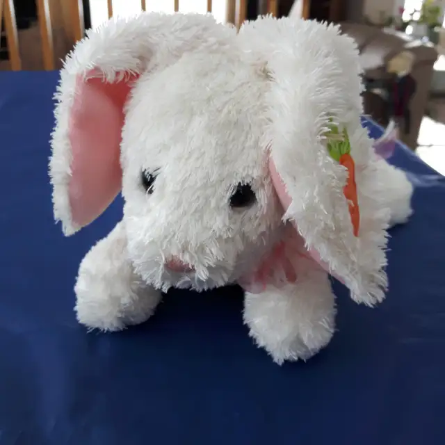 BEAU LAPIN NEUF BLANC ROSE DE 12'LONGx8'HAUT, SUPER-DOUX: $10.00
