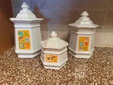 Three (3) vintage Elegant and Decorative Jars with lids - Photo 6