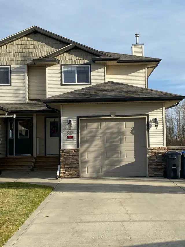 Townhouse in Lakeway Landing  Sylvan Lake