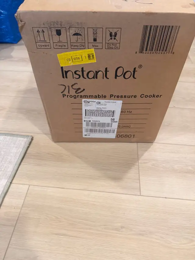 New instant Pot Pressure Cooker (never opened)