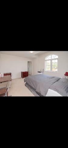 private room with own washroom - Photo 2