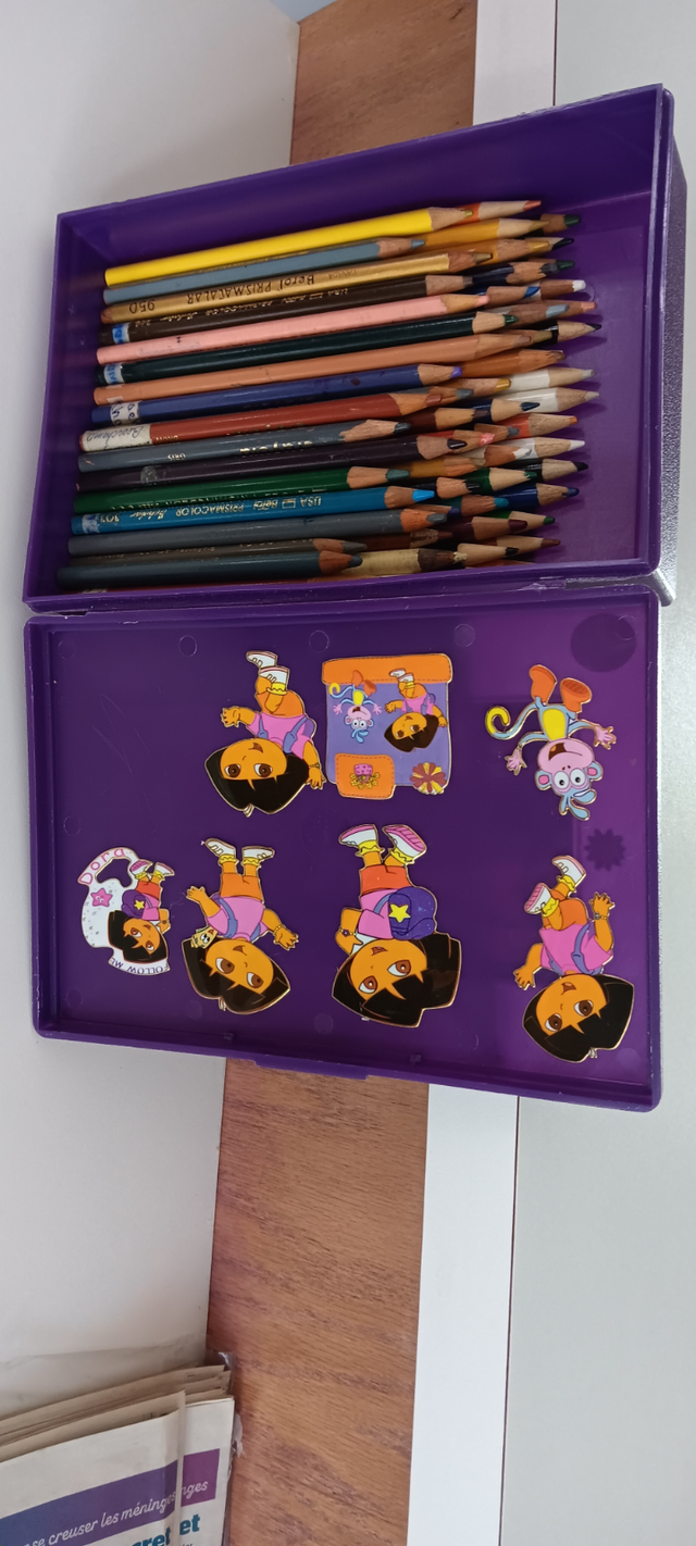 60 CRAYONS PRISMACOLOR DANS BOÌTE CADEAU POUR DESSINER: $10.00