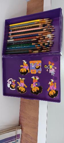 60 CRAYONS PRISMACOLOR DANS BOÌTE CADEAU POUR DESSINER: $10.00