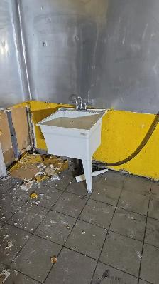 Cafe Demolition Sale - Fridge, Dishwasher, TVs - Vaughan - Photo 3