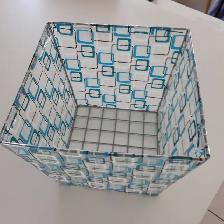 BEAU VASE NEUF CARRÉ ARGENT PLASTIQUE 7'HAUx9'LAR EN HAUT $10.00