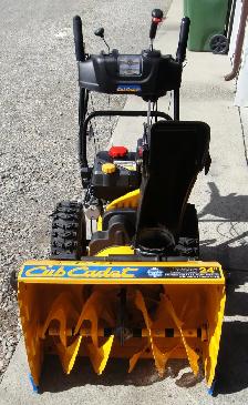 CUB CADET 24 INCH SNOWBLOWER - Photo 3