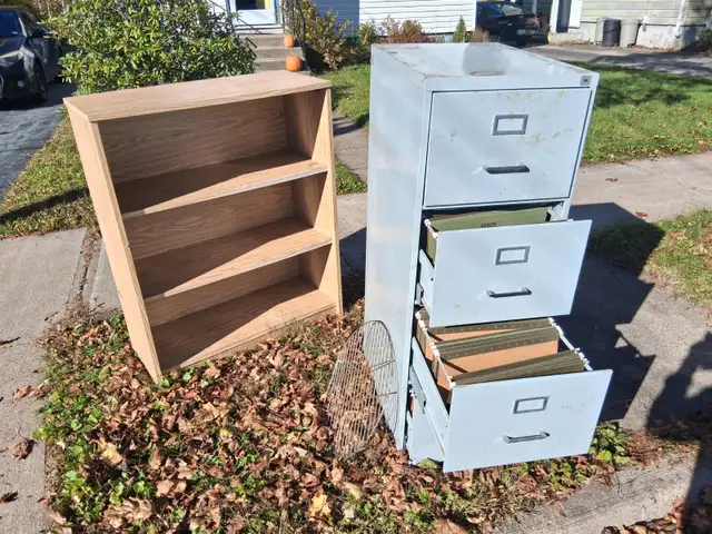 Free filing cabinet (Bookshelf is gone)