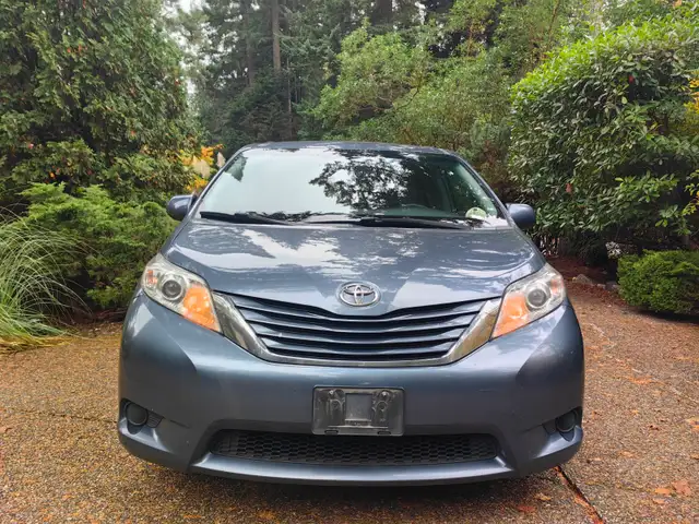 2015 Toyota Sienna LE FWD 8-Seat, One Owner, No Accidents