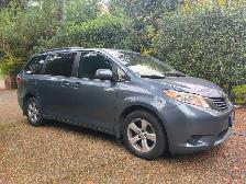 2015 Toyota Sienna LE FWD 8-Seat, One Owner, No Accidents - Photo 3
