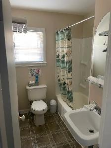 Cozy Bachelor with Private Bath at Restwell Motel - Photo 4
