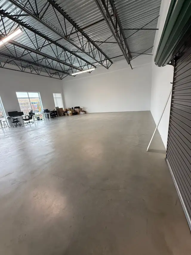 Bright 1,400 sq ft Studio/Office with Private Entrance – 68 Ave