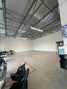 Bright 1,400 sq ft Studio/Office with Private Entrance – 68 Ave - Photo 5