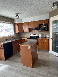 3 Bed 2.5 Bath Detached house  to rent in Royal oak NW - Photo 4