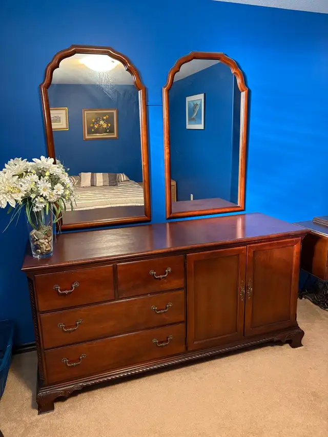 Beautiful Stanley hardwood dresser with 2 mirrors.