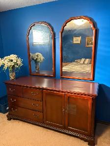 Beautiful Stanley hardwood dresser with 2 mirrors. - Photo 2