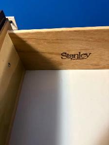 Beautiful Stanley hardwood dresser with 2 mirrors. - Photo 4