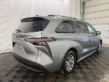 2026 Toyota Sienna XLE HYBRID 8 PASSENGER | LEATHER | SUNROOF - Photo 11