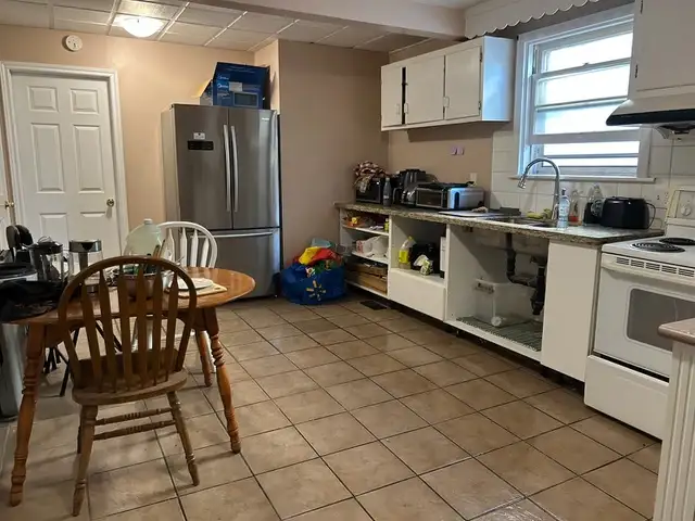 A few Rooms (3 mins to Mac) in student house for student rent