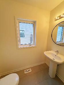 Three Bedroom Three Bathroom Townhouse Available for Rent - Photo 4