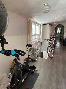 Furnished room for rent in Downtown Toronto (Only Female) - Photo 4