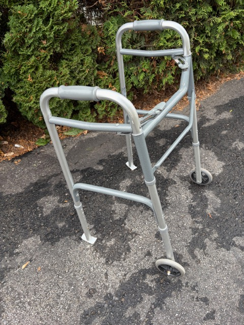 Marchette ajustable en hauteur et se replie pour transport $20.