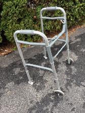 Marchette ajustable en hauteur et se replie pour transport $20.