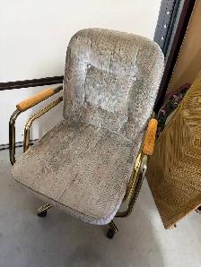 Kitchen Table and Chairs - Photo 3