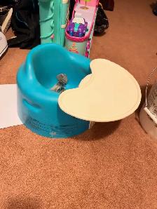 Bumbo rubber seat and tray (like new) - Photo 2