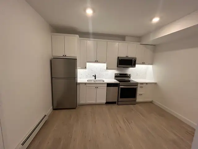Modern 2 Bedroom Apartment - Newer Building   Parking Included