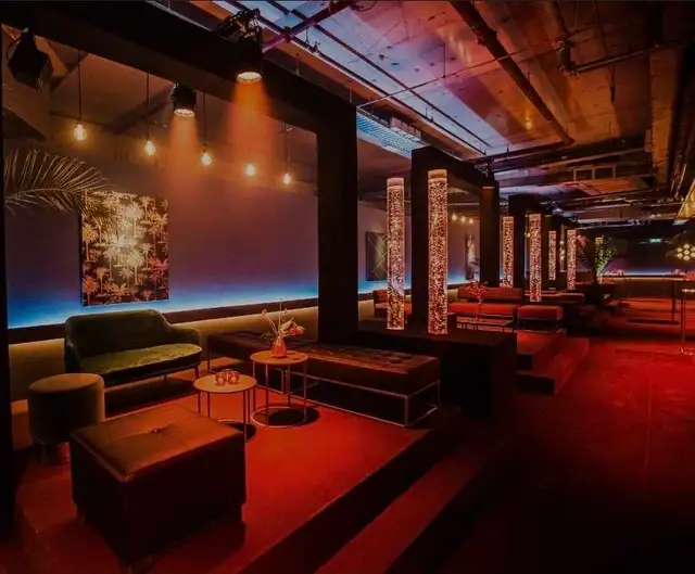 NIGHT CLUB BUSSBOY