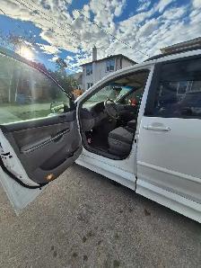 2009 Toyota Sienna side entry wheelchair accessible - Photo 4