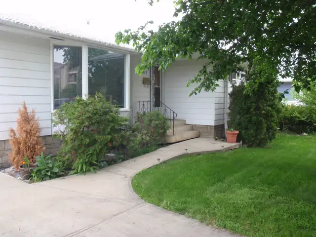 Meadowlark area- 4 bedroom house with Garage - Nov 1.