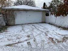 Meadowlark area- 4 bedroom house with Garage - Nov 1. - Photo 10