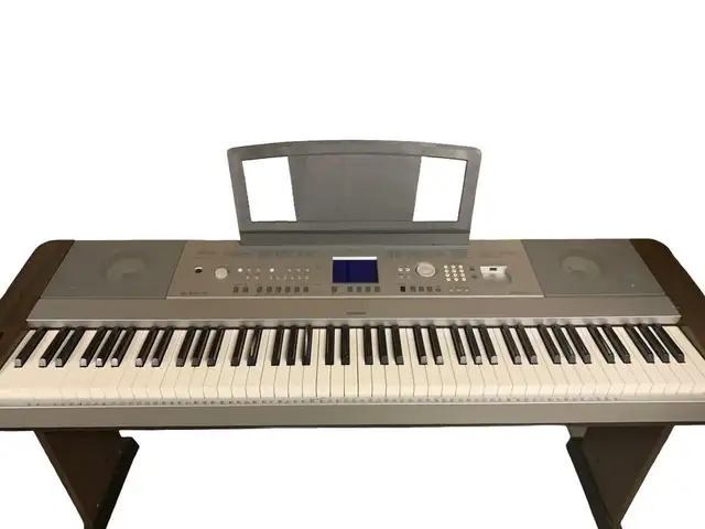 Yamaha DGX-640 Digital Piano – 88 Weighted Keys with Stand & Gig
