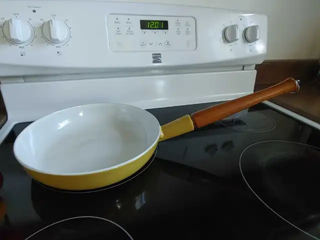 Poêlon ( skillet ) BELGIUM Fe ( Le Creuset ) fonte émaillée #24