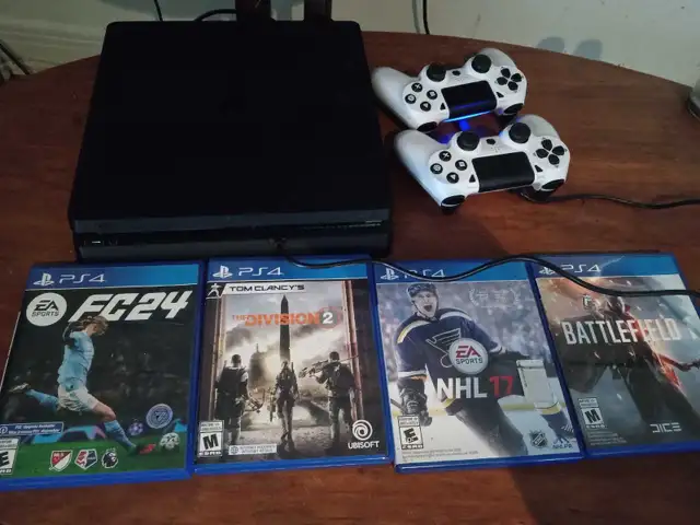 PS4   4 jeux et 2 manettes